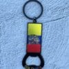 Llavero y destapador Tricolombia de metal Zamak con diseño de chiva colombiana, ideal como recuerdo y accesorio funcional.