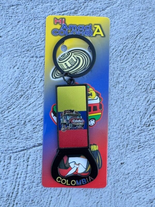 Llavero y destapador Tricolombia de metal Zamak con diseño de chiva colombiana, ideal como recuerdo y accesorio funcional.