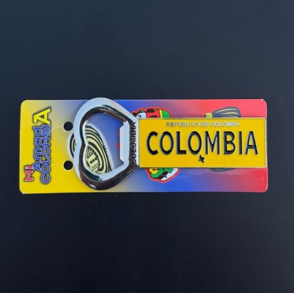 Destapador e imán de Colombia en metal Zamak con diseño representativo, ideal para decorar la nevera y coleccionar souvenirs colombianos.