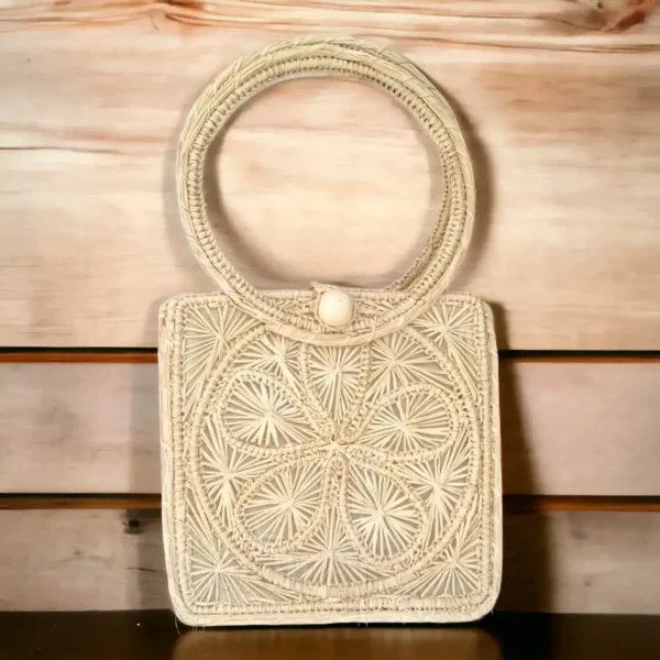 Bolso artesanal con diseño en palma de iraca hecho a mano por artesanas colombianas