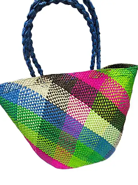 Bolso artesanal multicolor tejido a mano en palma de iraca por artesanas colombianas