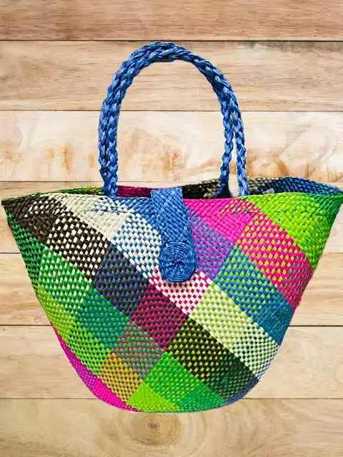 Bolso artesanal multicolor tejido a mano en palma de iraca por artesanas colombianas