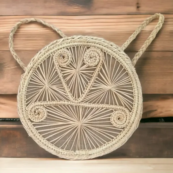 Bolso redondo artesanal tejido en palma de iraca hecho a mano en Colombia