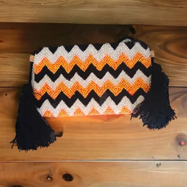 Sobre Wayuu artesanal tejido a mano por indígenas de La Guajira, decorado con piedras de colores