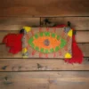 Sobre Wayuu artesanal tejido a mano por indígenas de La Guajira, decorado con piedras de colores