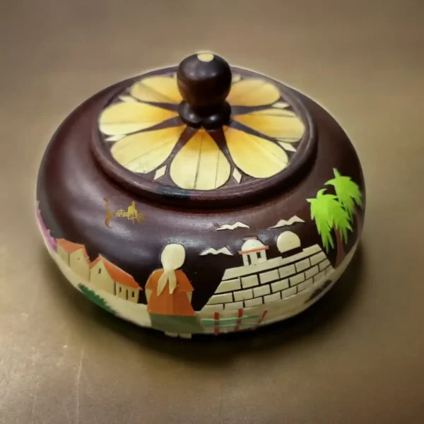 Cofre en tamo pintado y repujado a mano con diseño de Cartagena