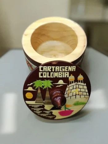 Cofre artesanal en tamo colombiano, pintado y repujado a mano con diseños de Cartagena