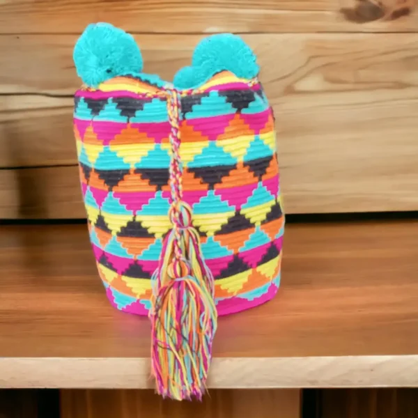 Mochila Wayuu grande artesanal tejida a mano en hilo de colores por mujeres indígenas de La Guajira, Colombia.