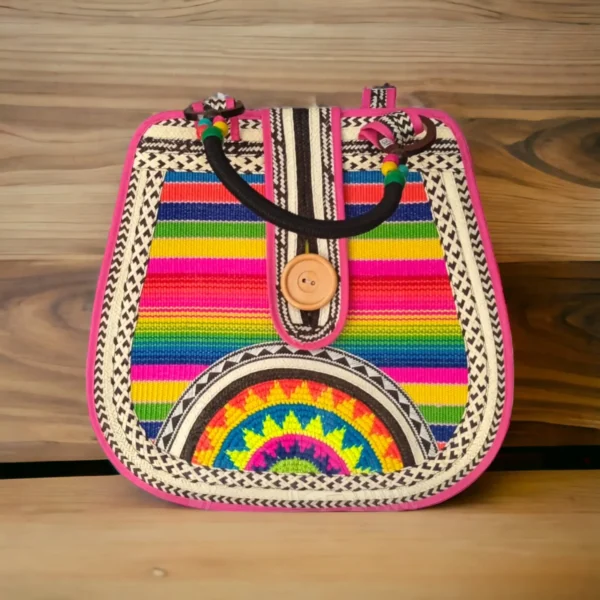 Bolso tipo botón artesanal tejido en caña flecha por comunidad indígena Zenú en Colombia.