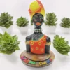 Figura decorativa afrocolombiana elaborada en resina alambrada, pintada a mano con turbante de colores, representando la cultura afro en Colombia.