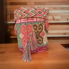 Mochila Wayuu grande artesanal tejida a mano en hilo de colores por mujeres indígenas de La Guajira, Colombia.