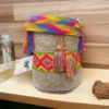 Mochila Wayuu grande artesanal tejida a mano en hilo de colores por mujeres indígenas de La Guajira, Colombia.