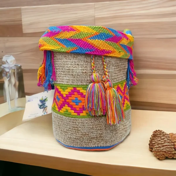 Mochila Wayuu grande artesanal tejida a mano en hilo de colores por mujeres indígenas de La Guajira, Colombia.