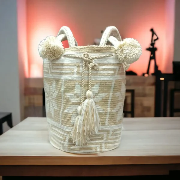 Mochila Wayuu grande artesanal tejida a mano en hilo de colores por mujeres indígenas de La Guajira, Colombia.