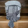Mochila Wayuu grande artesanal tejida a mano en hilo de colores por mujeres indígenas de La Guajira, Colombia.