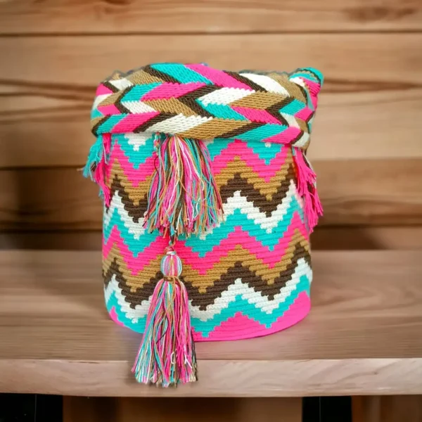 Mochila Wayuu grande artesanal tejida a mano en hilo de colores por mujeres indígenas de La Guajira, Colombia.