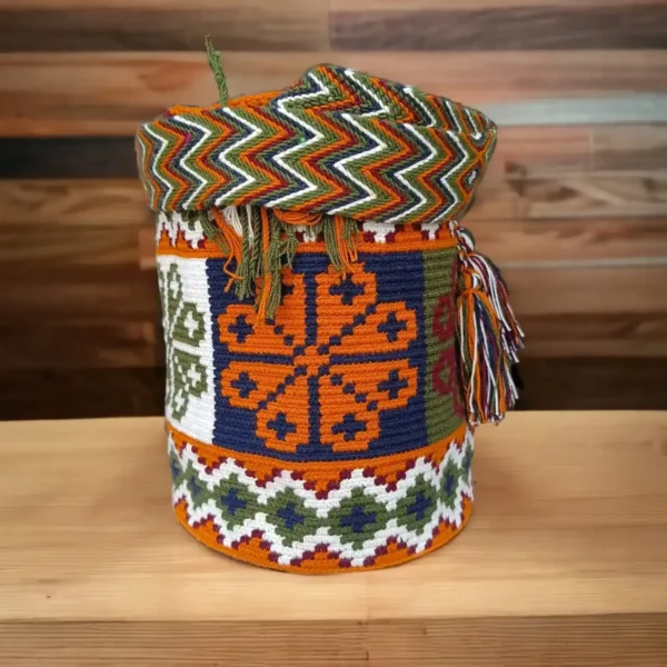 Mochila Wayuu grande artesanal tejida a mano en hilo de colores por mujeres indígenas de La Guajira, Colombia.