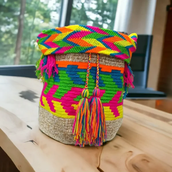 Mochila Wayuu grande artesanal tejida a mano en hilo de colores por mujeres indígenas de La Guajira, Colombia.