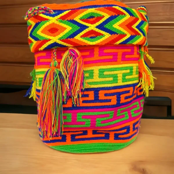 Mochila Wayuu grande artesanal tejida a mano en hilo de colores por mujeres indígenas de La Guajira, Colombia.