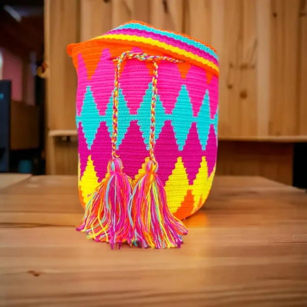 Mochila Wayuu pequeña artesanal tejida a mano con diseño colorido tradicional de La Guajira, Colombia
