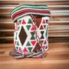 Mochila Wayuu pequeña artesanal tejida a mano con diseño colorido tradicional de La Guajira, Colombia