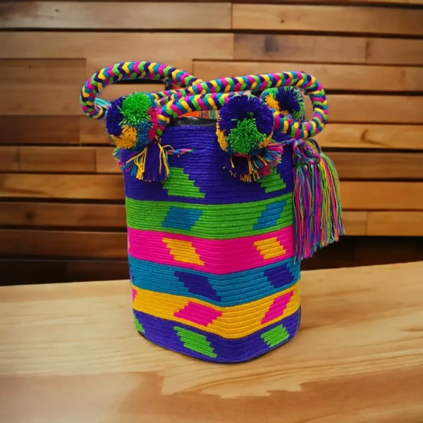 Mochila Wayuu grande artesanal tejida a mano en hilo de colores por mujeres indígenas de La Guajira, Colombia.