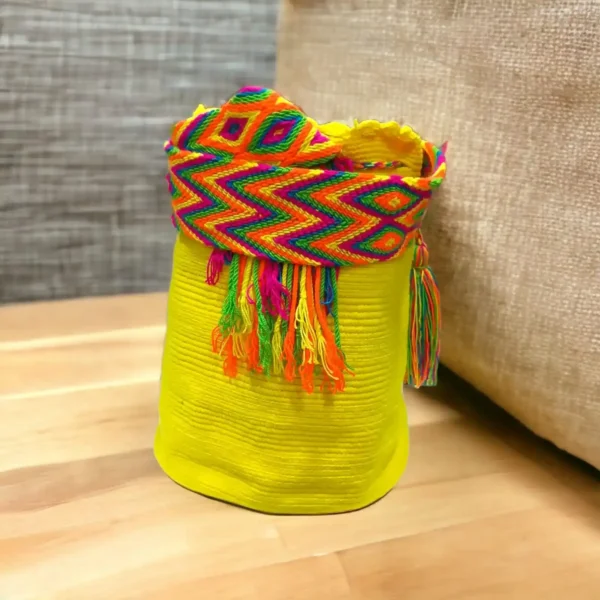 Mochila Wayuu unicolor grande tejida a mano por mujeres indígenas de La Guajira, Colombia.