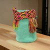 Mochila Wayuu unicolor grande tejida a mano por mujeres indígenas de La Guajira, Colombia.