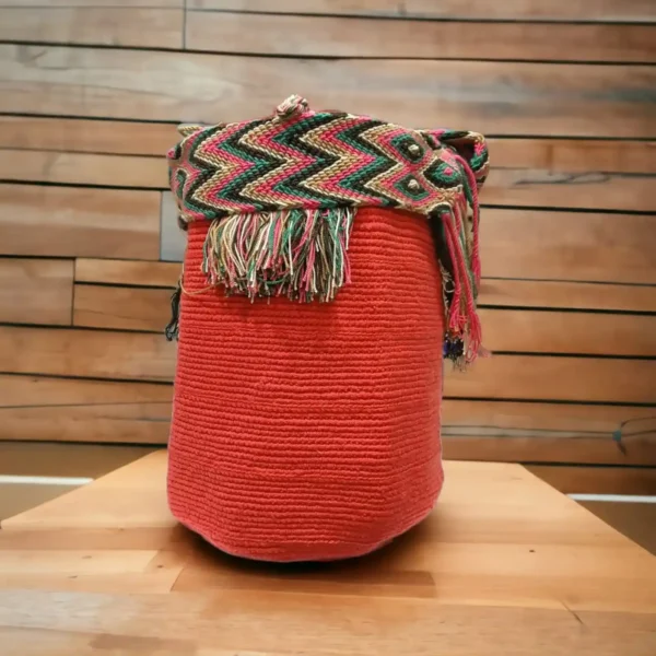 Mochila Wayuu unicolor grande tejida a mano por mujeres indígenas de La Guajira, Colombia.