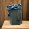Mochila Wayuu unicolor grande tejida a mano por mujeres indígenas de La Guajira, Colombia.