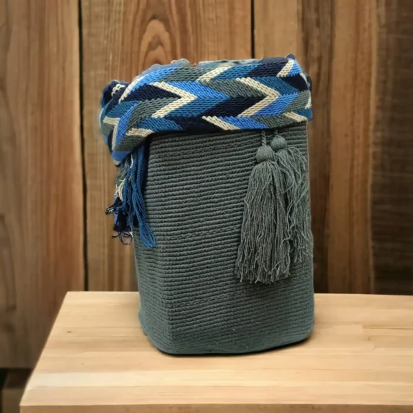 Mochila Wayuu unicolor grande tejida a mano por mujeres indígenas de La Guajira, Colombia.
