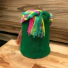 Mochila Wayuu unicolor grande tejida a mano por mujeres indígenas de La Guajira, Colombia.