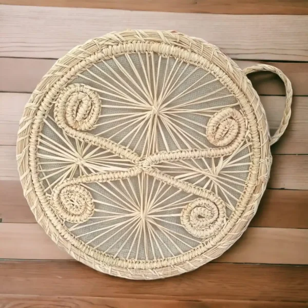 Bolso redondo artesanal tejido en palma de iraca hecho a mano en Colombia
