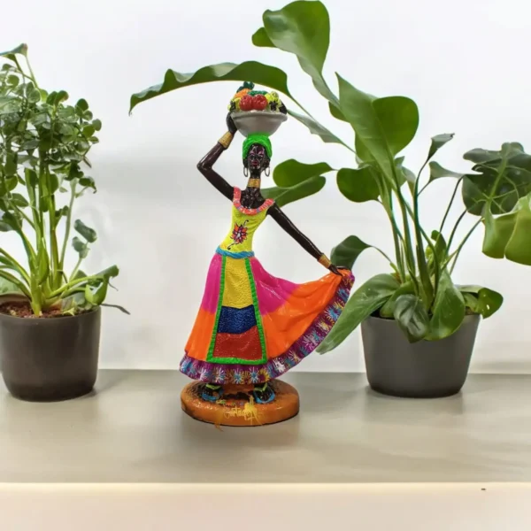 Figura artesanal de palenquera con falda abierta, hecha en resina alambrada y pintada a mano, decoración típica colombiana.
