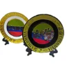 Plato decorativo redondo de Colombia con bandera y diseño de chiva artesanal