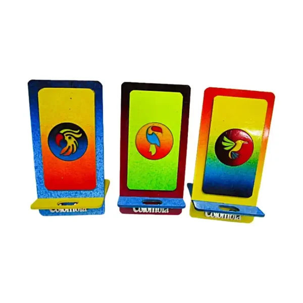 Lleva la alegría y el color de Colombia a tu escritorio con estos porta celulares artesanales, elaborados en vibrantes tonos y decorados con aves icónicas de nuestra biodiversidad.