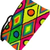 Sobre tejido artesanal Wayuu con diseño colorido y tradicional colombiano