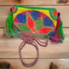 Sobre Wayuu artesanal tejido a mano por indígenas de La Guajira, decorado con piedras de colores