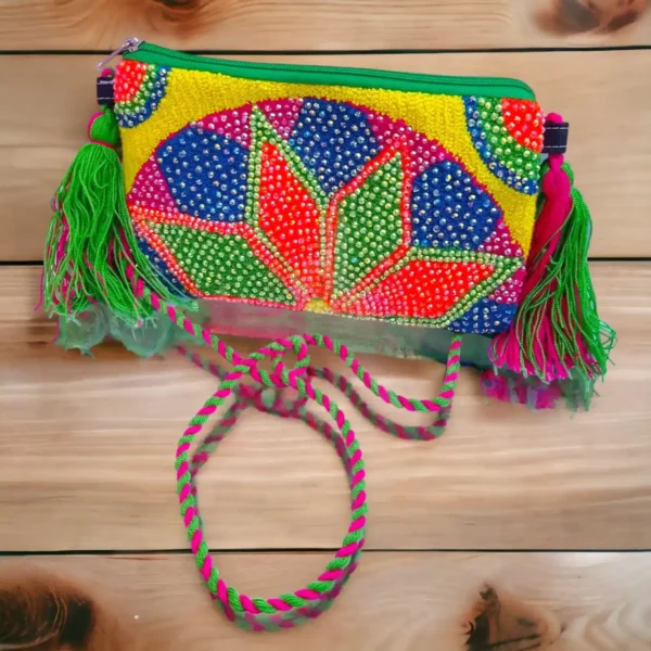 Sobre Wayuu artesanal tejido a mano por indígenas de La Guajira, decorado con piedras de colores