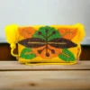 Sobre Wayuu artesanal tejido a mano por indígenas de La Guajira, decorado con piedras de colores