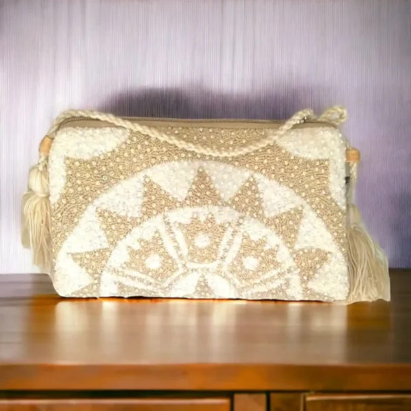 Sobre Wayuu artesanal tejido a mano por indígenas de La Guajira, decorado con piedras de colores