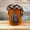 Mochila Wayuu unicolor grande tejida a mano por mujeres indígenas de La Guajira, Colombia.
