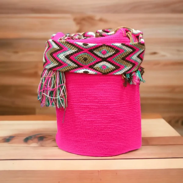 Mochila Wayuu unicolor grande tejida a mano por mujeres indígenas de La Guajira, Colombia.
