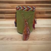 Mochila Wayuu unicolor grande tejida a mano por mujeres indígenas de La Guajira, Colombia.