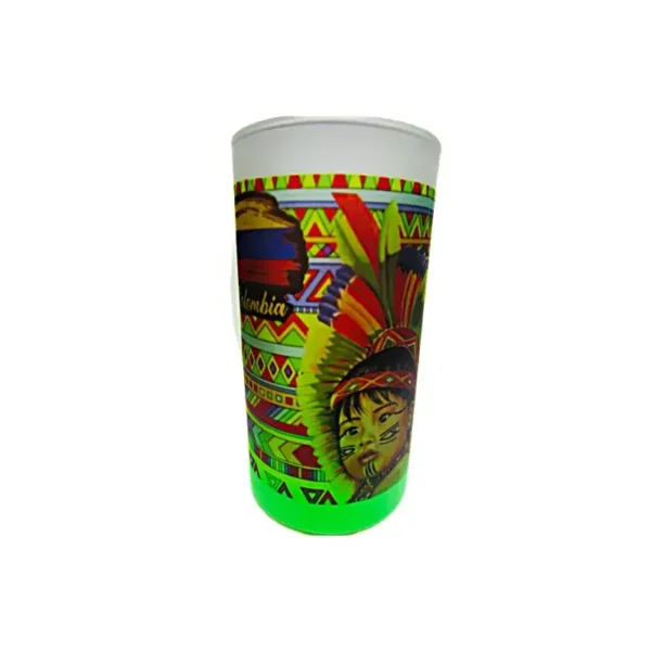 Vaso cervecero artesanal con ilustración de niño indígena colombiano con plumaje tradicional.